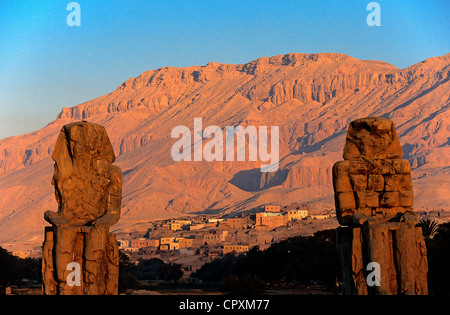 Egitto Alto Egitto, Valle del Nilo, West Tebe, frazioni di Luxor, i Colossi di Memnon elencati come patrimonio mondiale dall' UNESCO Foto Stock