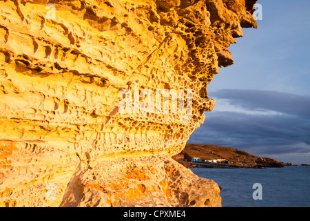 La luce del tramonto sul mare scogliere a Elgol, Isola di Skye, Scotland, Regno Unito. Foto Stock