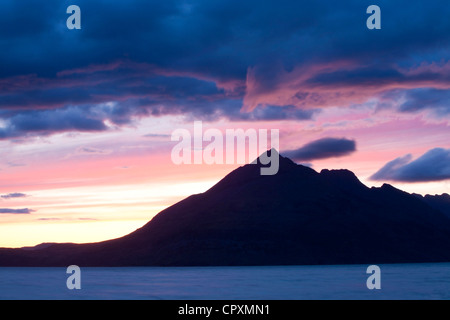 La Cresta Cuillin sull'Isola di Skye in Scozia, Regno Unito, dal Elgol, al tramonto. Foto Stock