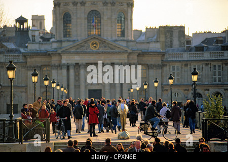 Francia Paris Passerelle des Arts Arts passerella primo ponte metallico di collegamento Parigi Institut de France a Cour Carree di Foto Stock