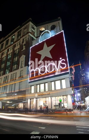 Macy's store durante la notte di Herald Square a Manhattan, New York City Foto Stock