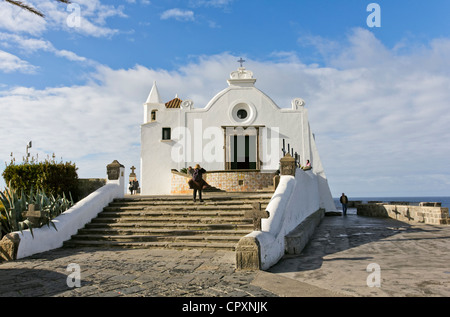 White Santa Maria del Soccorso chiesa su una roccia sopra il mare, Forio, il centro storico, l'isola di Ischia, Campania, Italia Foto Stock