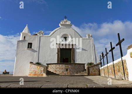 White Santa Maria del Soccorso chiesa su una roccia sopra il mare, Forio, il centro storico, l'isola di Ischia, Campania, Italia Foto Stock