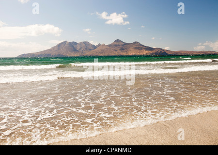 La baia di Laig a Cleadale sull'Isola di Eigg, guardando verso l'isola di rhum, Scotland, Regno Unito. Foto Stock