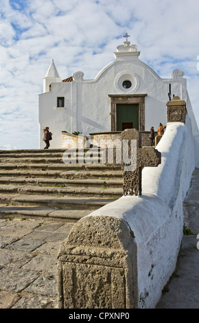 White Santa Maria del Soccorso chiesa su una roccia sopra il mare, Forio, il centro storico, l'isola di Ischia, Campania, Italia Foto Stock