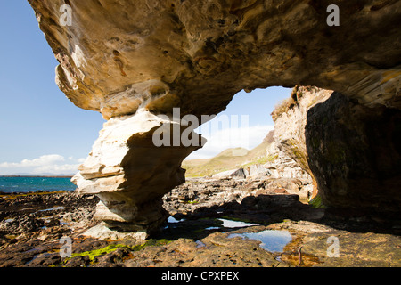 Un mare grotta nei pressi della baia di Laig a Cleadale sull'Isola di Eigg, guardando verso l'isola di rhum, Scotland, Regno Unito. Foto Stock