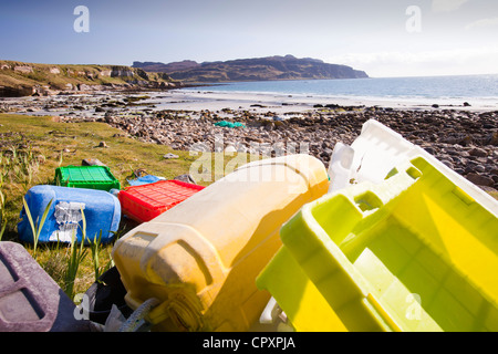 Rifiuti plastici lavato fino al canto di sabbia sulla costa occidentale dell'isola di Eigg, Scotland, Regno Unito. Foto Stock