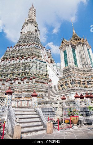 Grande 'prang' (stile Khmer torre), Wat Arun Rajwararam (il tempio dell'alba), Thonburi, Bangkok, Thailandia Foto Stock