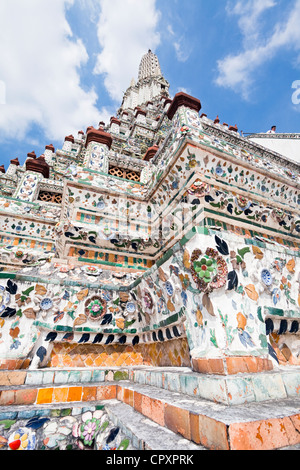 Grande 'prang' (stile Khmer torre), Wat Arun Rajwararam (il tempio dell'alba), Thonburi, Bangkok, Thailandia Foto Stock