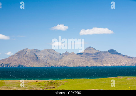 Cleadale sull'Isola di Eigg, guardando verso l'isola di rhum, Scotland, Regno Unito. Foto Stock