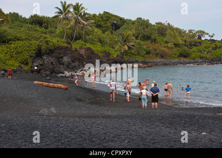 Spiaggia nera di Waianapanapa State Park vicino a Hana a Maui, Hawaii. Foto Stock