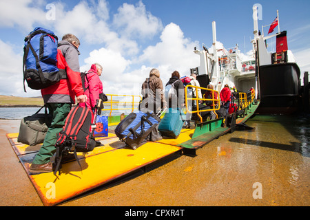 Passeggeri a piedi emark il Caledonian Macbrayne traghetti, Loch Nevis, i servizi a cui l'isola di Eigg da Mallaig, Foto Stock