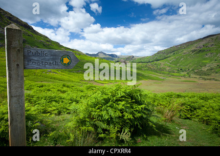 Sentiero pubblico segno da Langdale passano nel Parco Nazionale del Distretto dei Laghi, Cumbria, Regno Unito Foto Stock