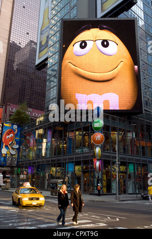 Stati Uniti, New York City Manhattan Midtown, M&M'S World Store a 1600 Broadway vicino a Times Square, giant screen Foto Stock