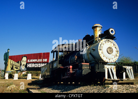 Cuba, provincia di Villa Clara, Caibarien, vecchia locomotiva a vapore e di propaganda rivoluzionaria segno Foto Stock