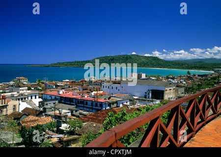 Cuba, provincia di Guantanamo, Baracoa, panorama sulla baia e la città Foto Stock