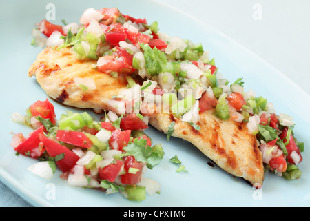 Pollo grigliato con salsa fresca Foto Stock