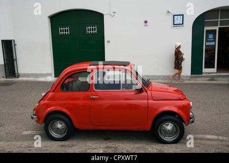 L'Italia, Campania, Costiera Amalfitana, classificato come patrimonio mondiale dall' UNESCO, Praiano, Fiat 500 in strada Foto Stock