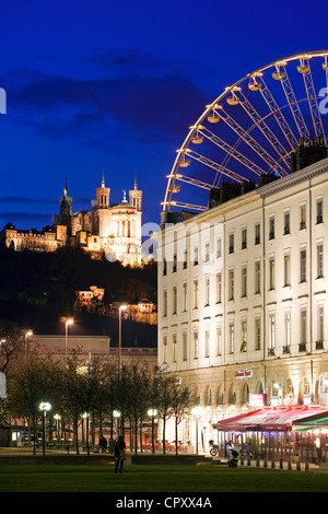 Francia, Rhone, Lione, sito storico Patrimonio Mondiale dell'UNESCO, la grande ruota su place Bellecour (piazza Bellecour) e Notre Foto Stock