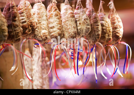 Francia Rodano Lyon Cours Lafayette les Halles Paul Bocuse Paul Bocuse mercato coperto salsiccia Gesù specialità locale di salsiccia Foto Stock