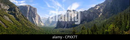 Vista della Valle di Yosemite Tunnel dal punto di vista. Bridal Veil Falls, El Capitan e Half Dome può essere visto. Foto Stock