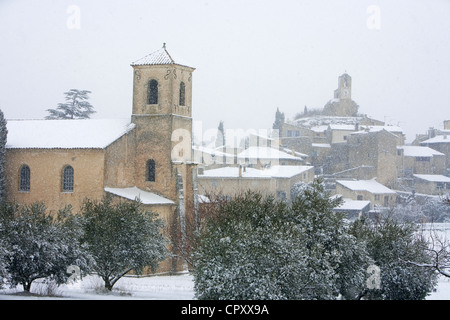 Francia Vaucluse Luberon Lourmarin etichettati Les Plus Beaux Villages de France i più bei villaggi di Francia Tour del Tempio Foto Stock