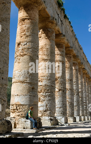 L'Italia, sicilia, Segesta sito archeologico, tempio dorico costruito nel 430 A.C. Foto Stock