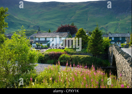 Pub in scena Lakeland vicino Derwent Water nel Parco Nazionale del Distretto dei Laghi, Cumbria, Regno Unito Foto Stock