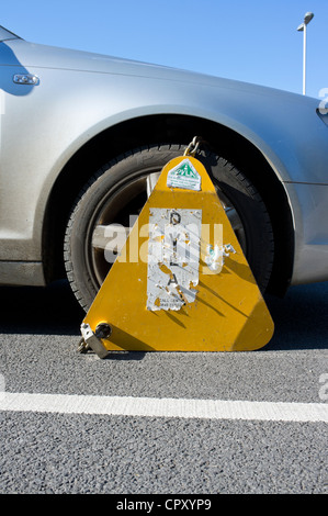 Permessi non tassati auto bloccata nel parcheggio pubblico Foto Stock