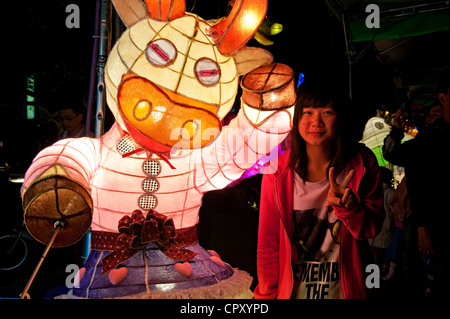 Taiwan, Kaohsiung, festa delle lanterne, gigante a forma di mucca carta lanterna Foto Stock