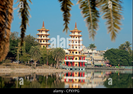 Taiwan, Kaohsiung, Lotus Pond, Primavera e autunno padiglioni lungo il lago Foto Stock