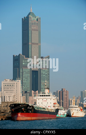Taiwan, Kaohsiung, il porto e la Tuntex Sky Tower in background Foto Stock