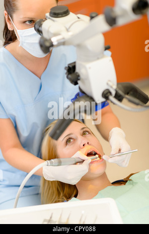 Giovane donna avente un intervento di chirurgia dentale in odontostomatologia clinica denti checkup Foto Stock