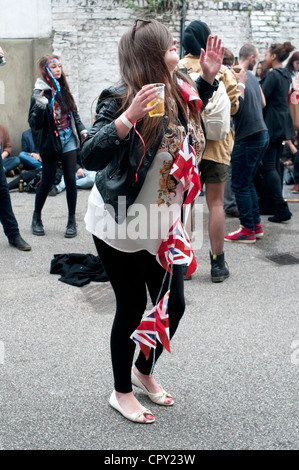 Rivington Street party, Shoreditch, Londra. Woman Dancing con bunting intorno al suo collo. Foto Stock