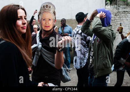 Rivington Street party, Shoreditch, Londra. Giovani dancing uomo incluso in una maschera di queen Foto Stock