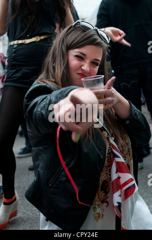 Rivington Street party, Shoreditch, Londra. Woman Dancing con bunting intorno al suo collo. Foto Stock