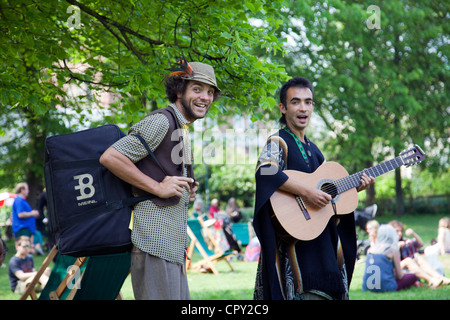 Due ragazzi eccentrico esecutori al Royal Pavilion Gardens in Brighton - East Sussex Foto Stock