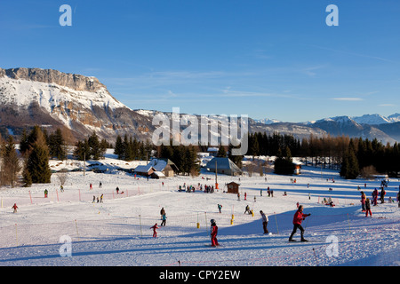 Francia, Savoie, La Feclaz, Massif des Bauges, Nordic Ski aera di Grand Revard, vista sul Monte De Margeriaz 1845m Foto Stock