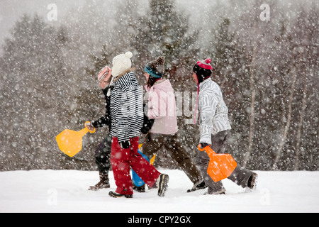 Francia, Savoie, navate, Valle Tarentaise, adolescenti sotto una neve soaker Foto Stock