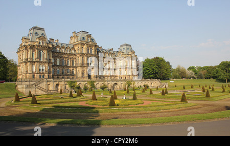 Bowes Museum, Barnard Castle, nella contea di Durham, North East England. 23 Maggio 2012 - museo e giardini formali. Foto Stock