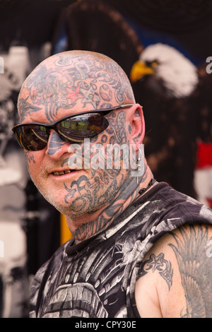 Ritratto di un tatuato biker. Foto Stock