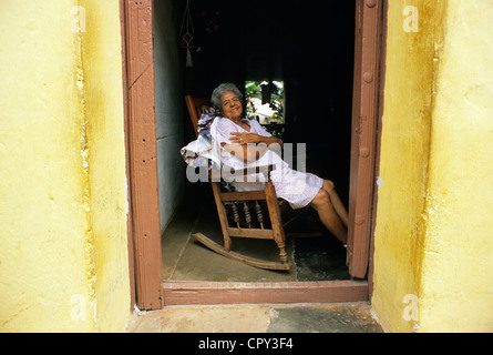 Cuba Sancti Spiritus Provincia Trinidad de Cuba elencati come patrimonio mondiale dall' UNESCO ritratto di donna seduta nella sua oscillazione Foto Stock