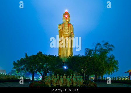 Taiwan Kaohsiung District Dashu Fo Guang Shan monastero buddista del Grande Buddha 40 m alto e circondato da 480 statue di Buddha Foto Stock