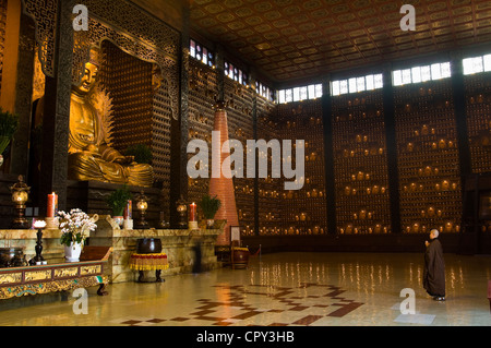 Taiwan Kaohsiung District Dashu Fo Guang Shan monastero buddista sacrario principale alloggiamento 3 Buddha : Buddha della compassione Amitabha Foto Stock