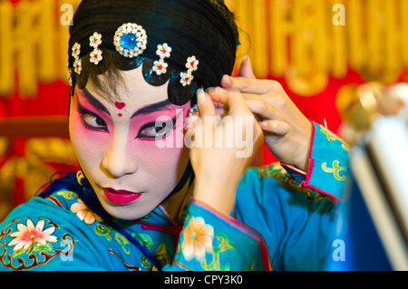 Taiwan, Taipei, Taiwan Hall di cemento, Taipei Eye, cinese la cantante lirica Shu Yang mento prepararsi prima di andare sul palco Foto Stock