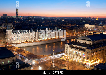 Francia Paris vista generale tramonto con Conciergerie Châtelet Square Theatre di destra sul rive della Senna elencati come patrimonio di parola da Foto Stock