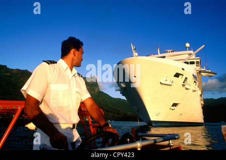 Francia Polinesia francese Isole della Società arcipelago delle isole Windward crociera gastronomica su Paul Gauguin nave nella laguna di Tahaa Foto Stock