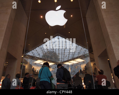 Persone all'ingresso di Apple Store al Carrousel du Louvre, Parigi, Francia, 10 maggio 2012, © Katharine Andriotis Foto Stock