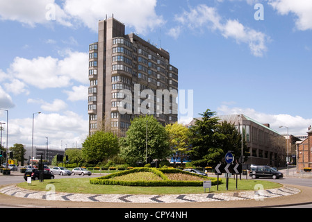 Bucks - Aylesbury - Uffici della contea tower building - costruito 1963-6 - raffinata architettura Brutalism - punto di riferimento locale Foto Stock