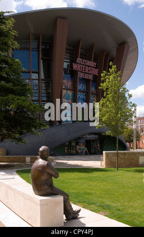 Bucks - Aylesbury - Vista del Waterside Theatre con statua di Ronnie Barker seduto in primo piano Foto Stock